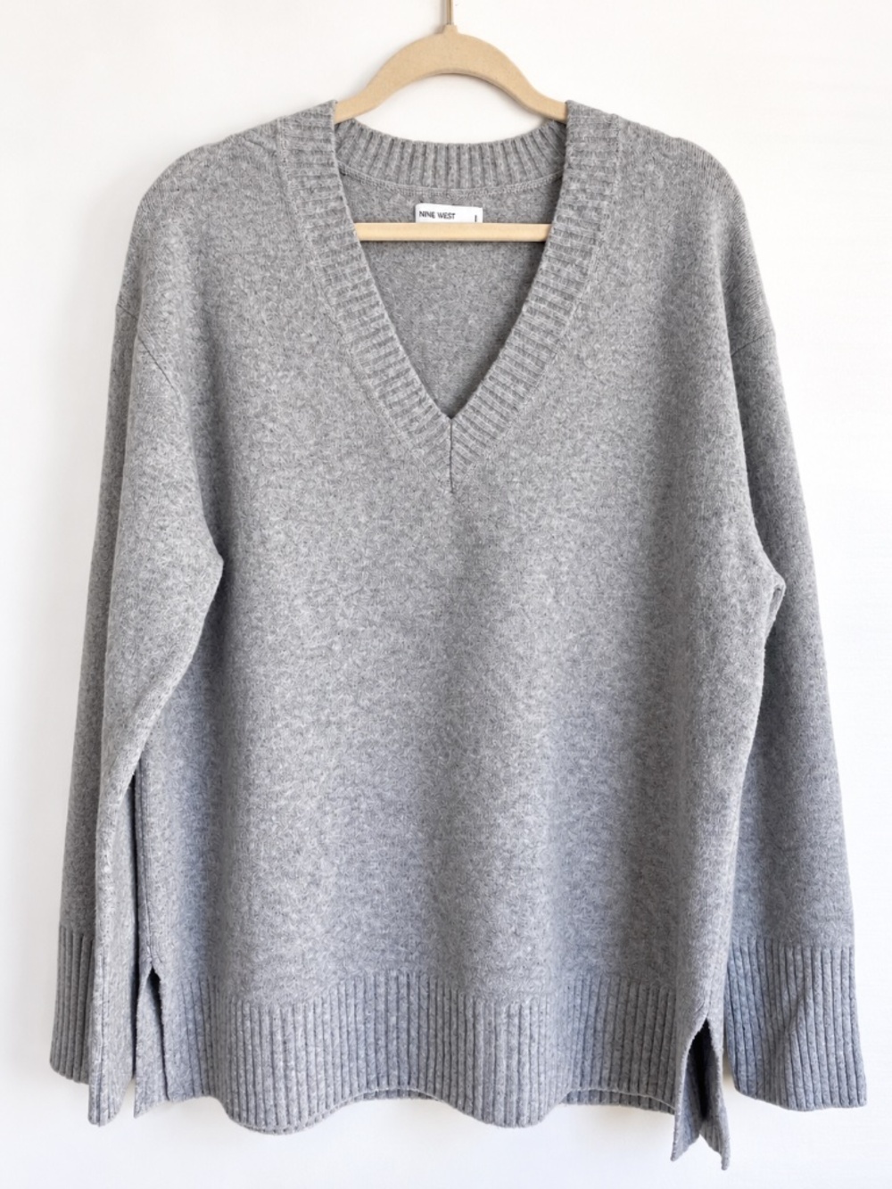 Nine West Women’s Oversized V-Neck Sweater Size L Gray Soft Knit Side Slits